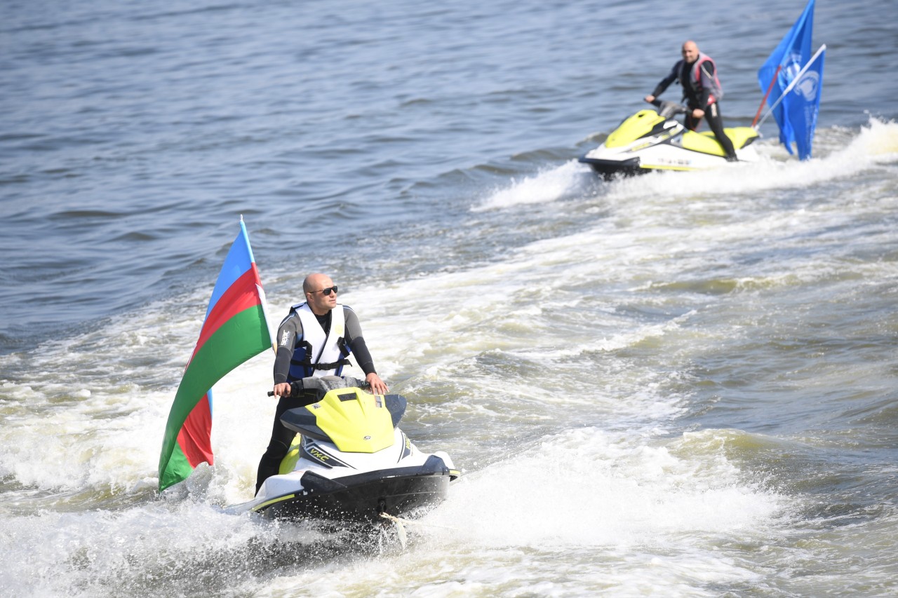 Paytaxtda Xəzərin suları avarçəkmə və yelkənli qayıqlarla bəzəndi - FOTOLAR